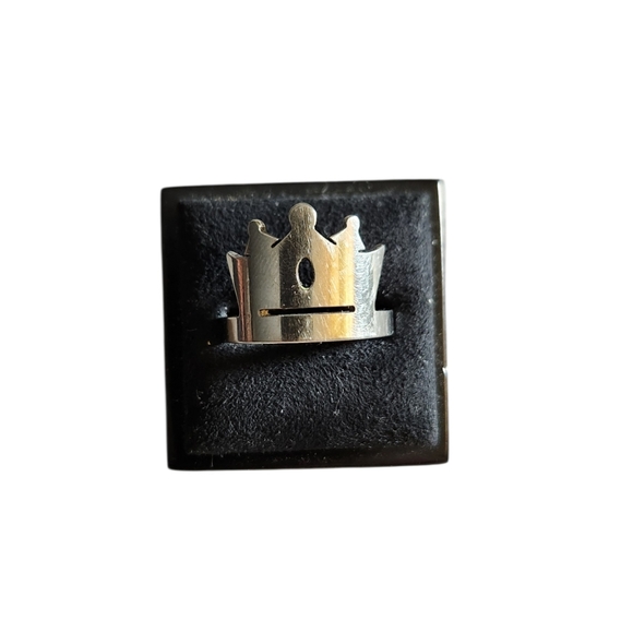 Jewelry - Size 8 Silver Toned Crown Signet Ring